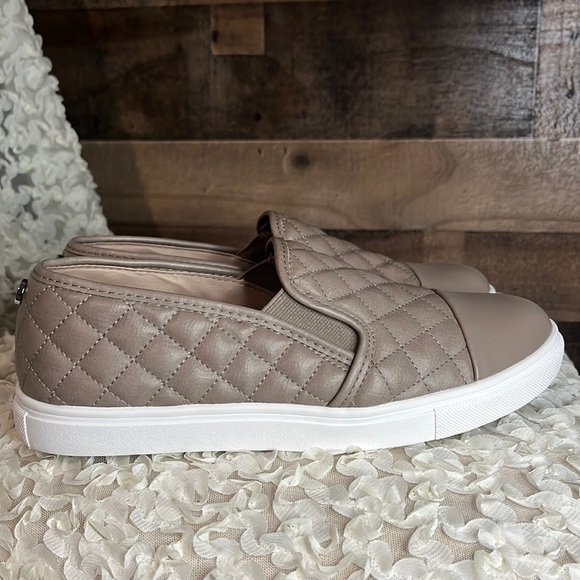 Steve Madden Shoes Steve Madden Tan Quilted Slip On Loafer Size 95